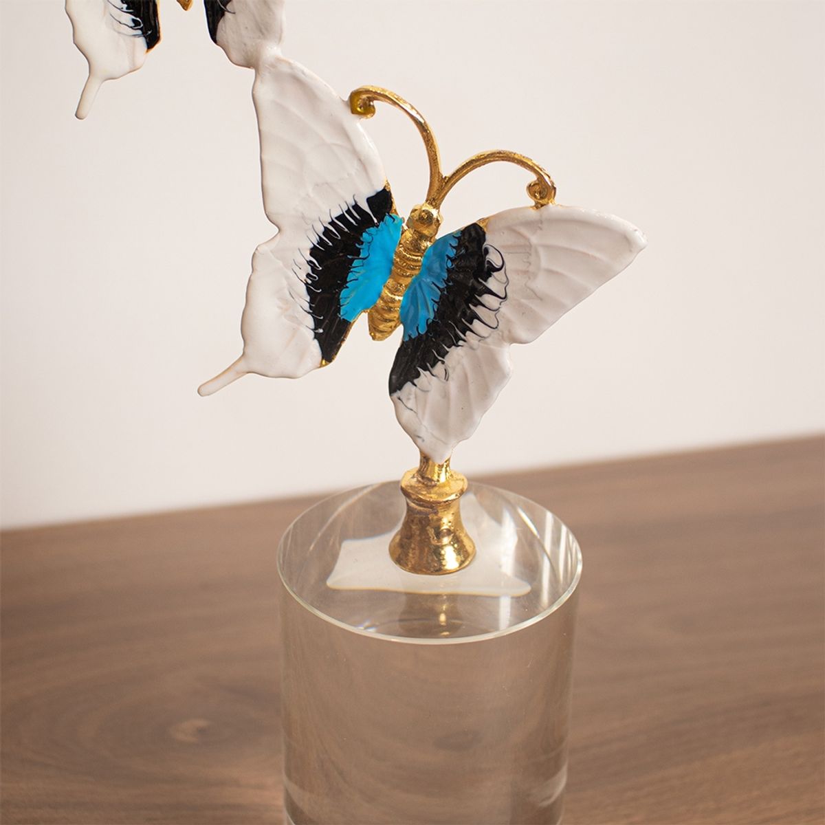 Figura Decorativa Mariposas con Pedestal en Metal y Vidrio 365cm, marca PANORAMA HOGAR - Foto 2