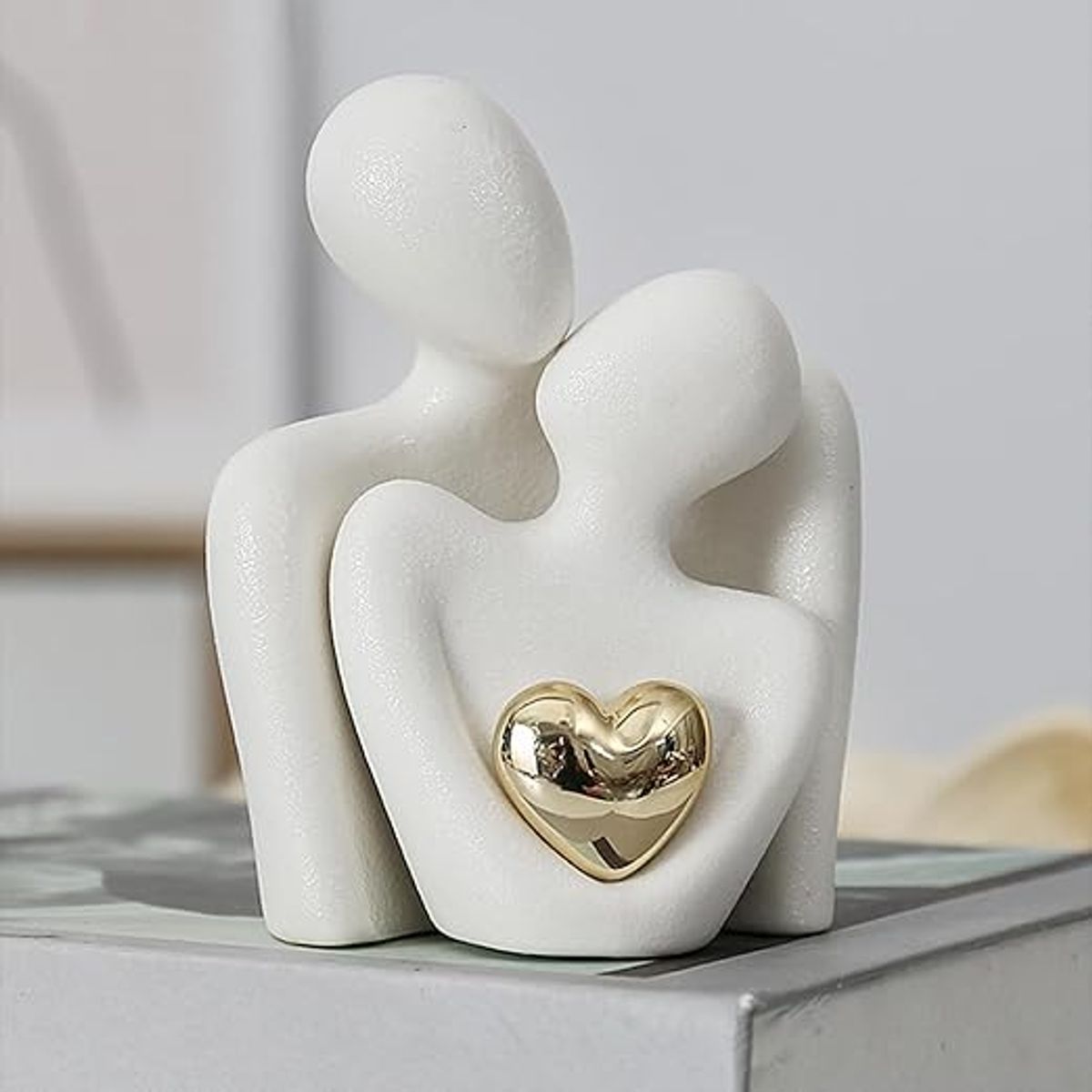 GENERICO - Escultura en Polímero de Pareja Minimalista con Corazón Dorado
