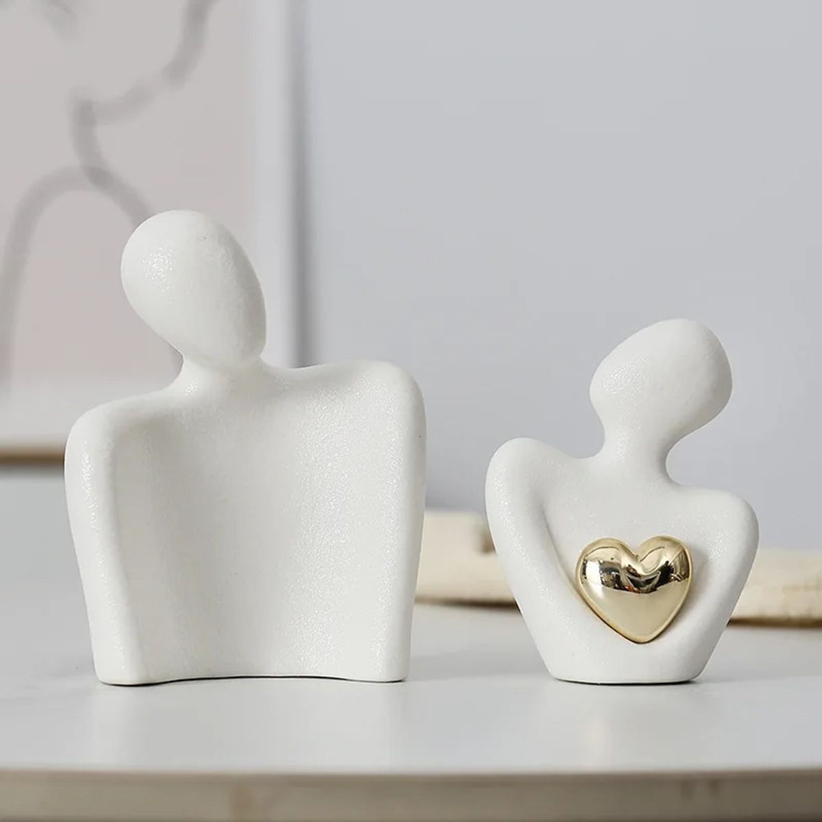 GENERICO - Escultura en Polímero de Pareja Minimalista con Corazón Dorado