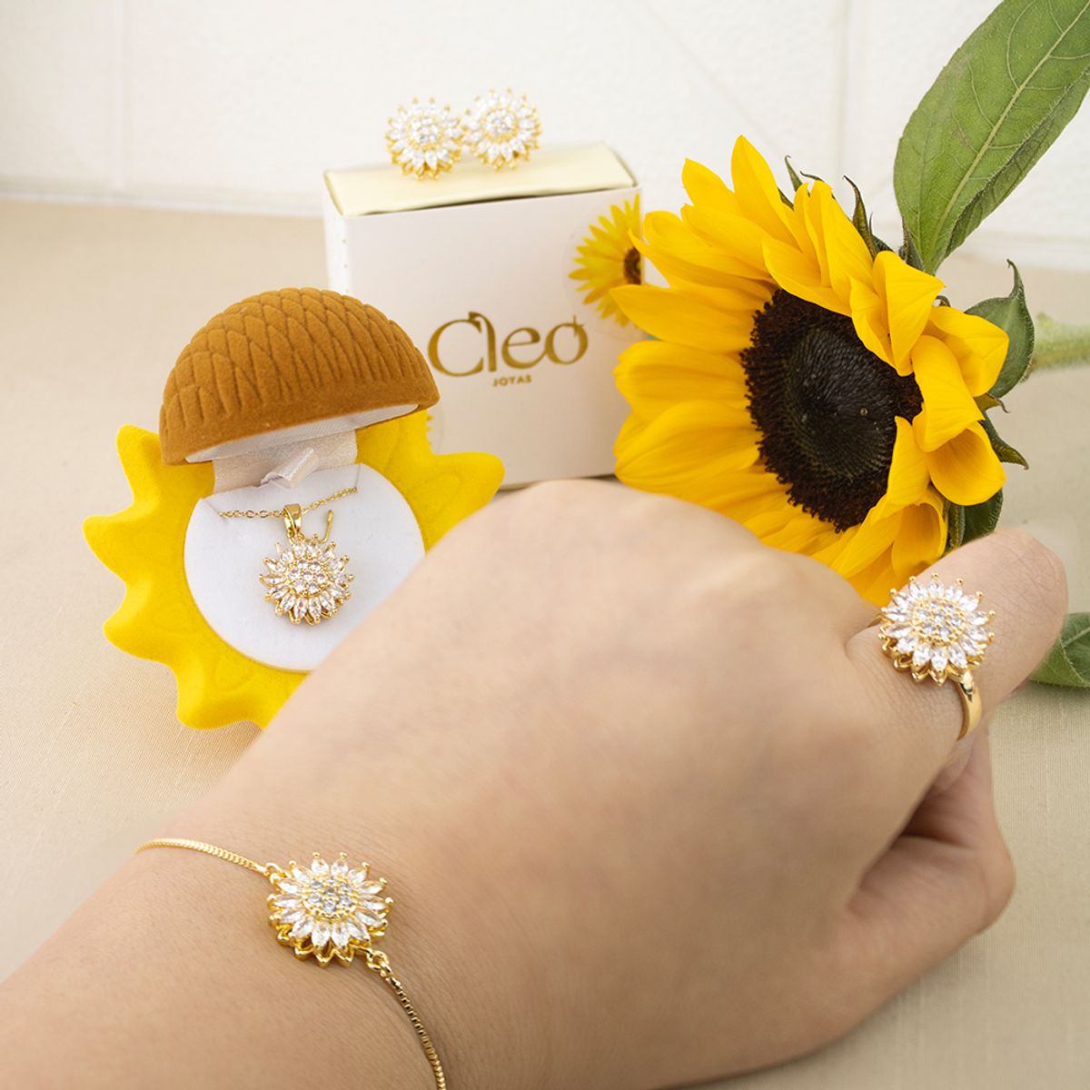 CLEO JOYAS & ACCESORIOS - Set Girasol Giratorio Amarillo 4 pzs con Estuche y Chocolates Ferrer