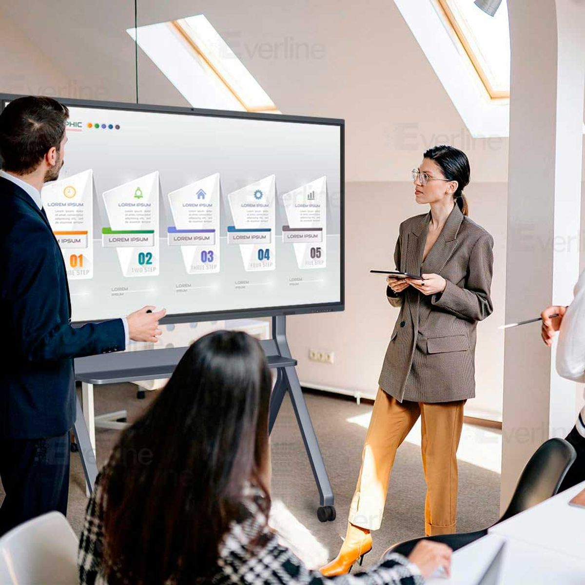 OEM - RACK MÓVIL PEDESTAL para PDI/ TVs  55", 65”, 75”，86”, 98” (Plata mate)