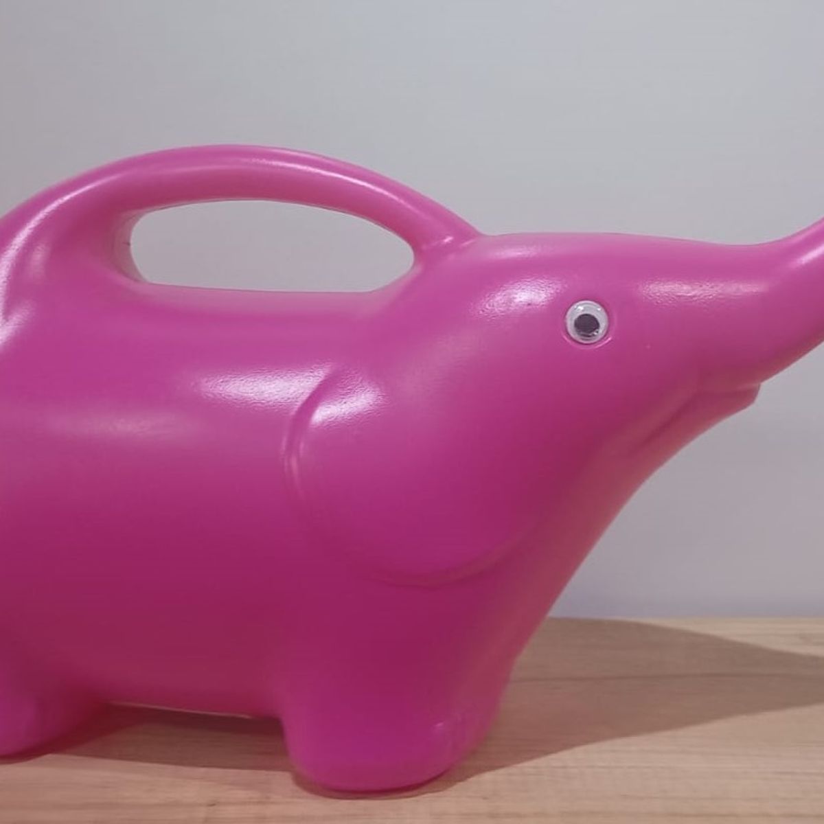 PLASTIMACETA - REGADERA DE PLÁSTICO DE 1.5 L MODELO ELEFANTE HAPPY PARA JARDINERÍA DE COLOR FUCSIA