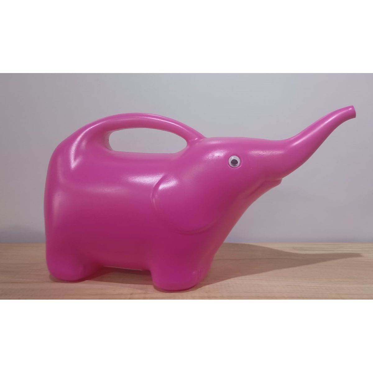 PLASTIMACETA - REGADERA DE PLÁSTICO DE 1.5 L MODELO ELEFANTE HAPPY PARA JARDINERÍA DE COLOR FUCSIA