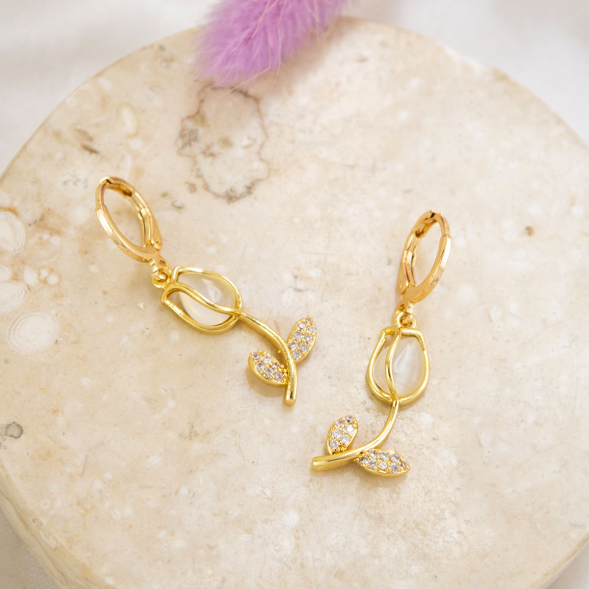 CLEO JOYAS & ACCESORIOS - Argolla Tulipan  Dorado Acero