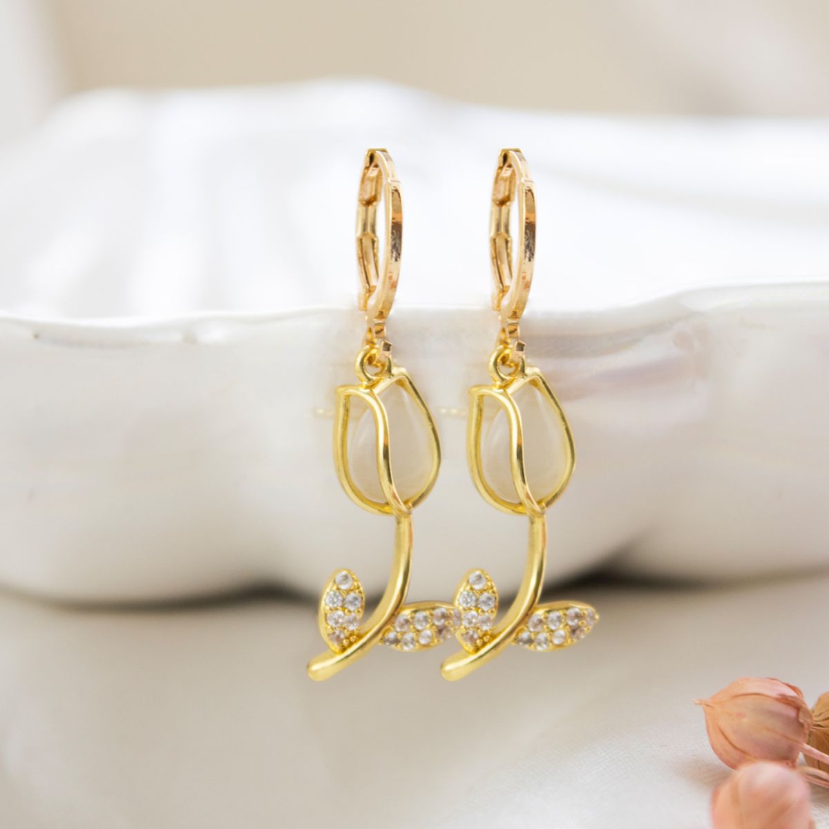 CLEO JOYAS & ACCESORIOS - Argolla Tulipan  Dorado Acero