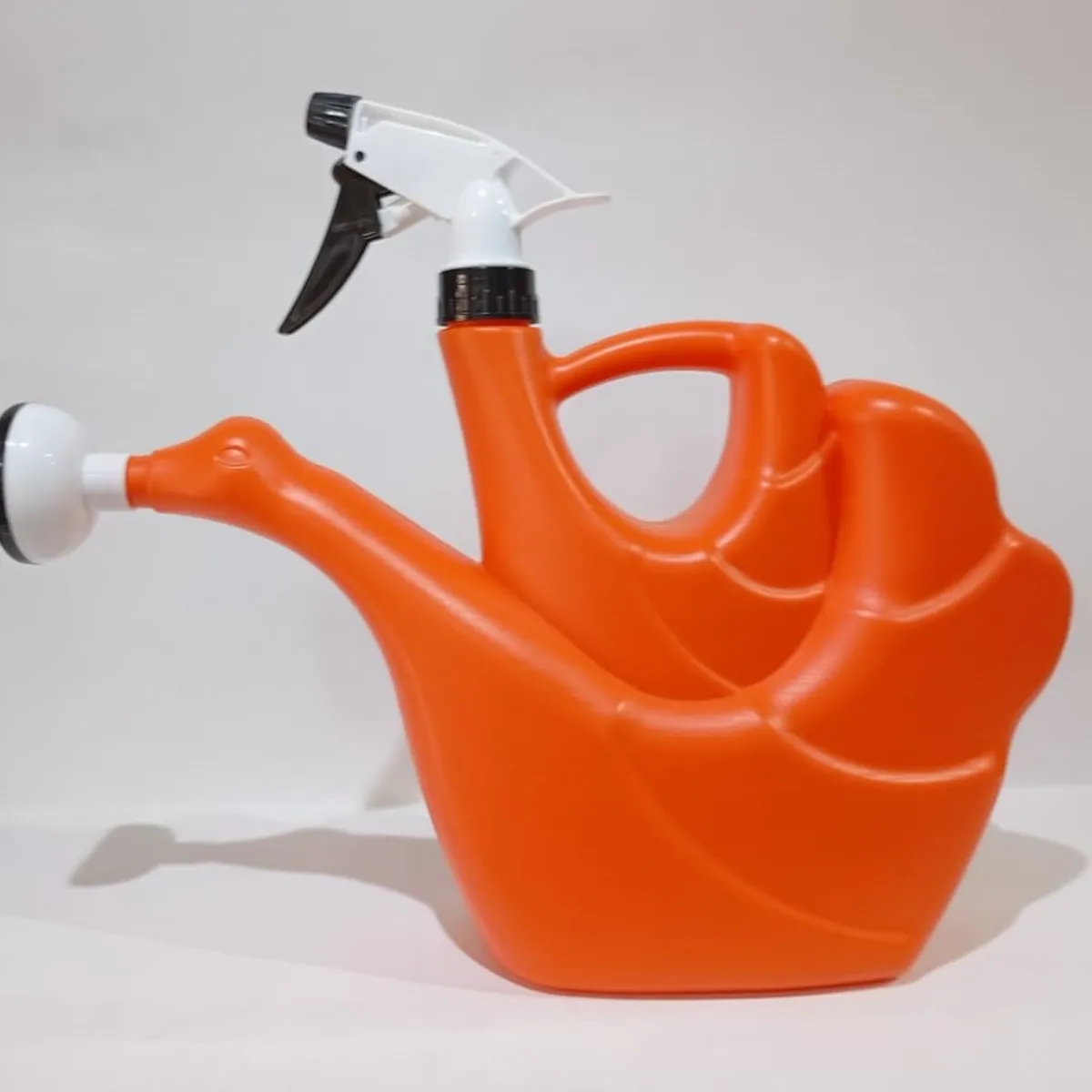 PLASTIMACETA - REGADERA DE PLÁSTICO DE 1.5 L DOBLE FUNCIÓN C/ ROCIADOR TIPO DUCHA DE JARDINERÍA MOD. CISNE NARANJA