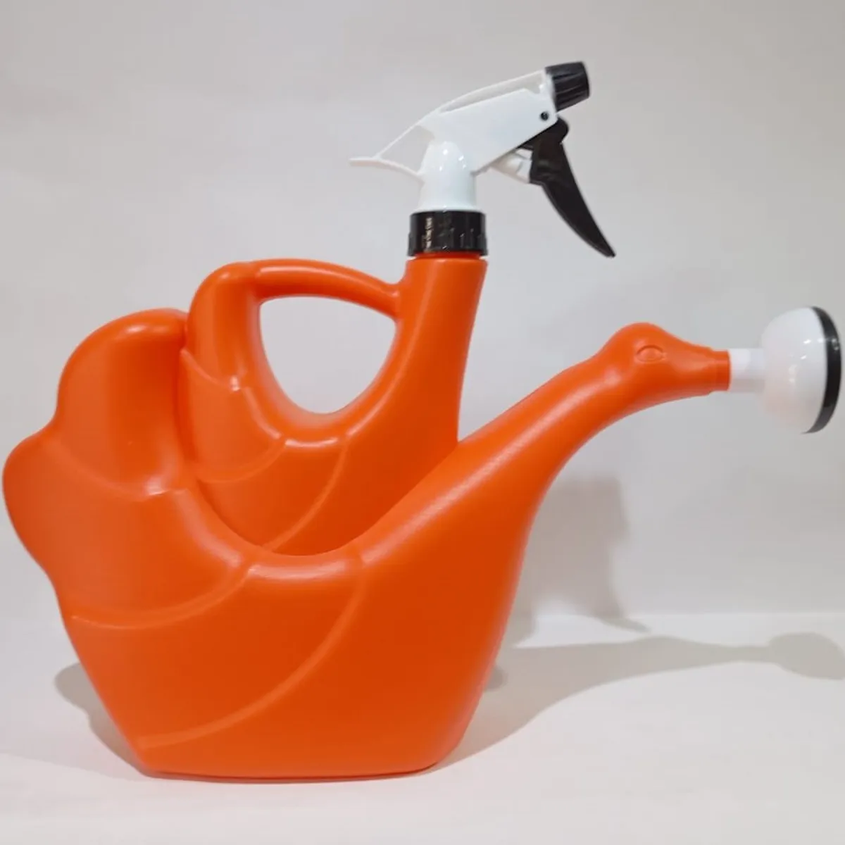 PLASTIMACETA - REGADERA DE PLÁSTICO DE 1.5 L DOBLE FUNCIÓN C/ ROCIADOR TIPO DUCHA DE JARDINERÍA MOD. CISNE NARANJA