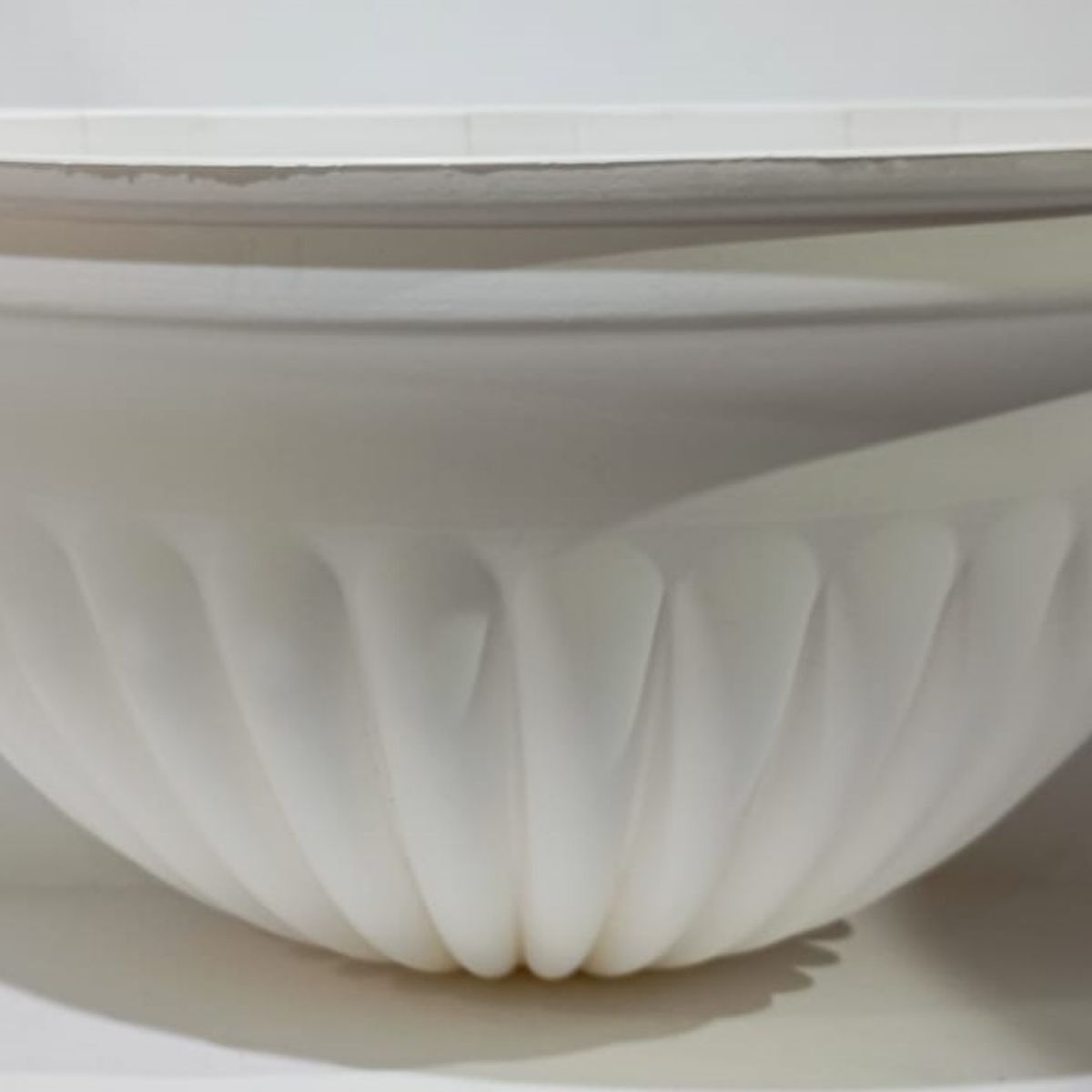 PLASTIMACETA - MACETA DE PARED DE PLÁSTICO MODELO GRECO ROMANA BLANCA DE 37 cm.