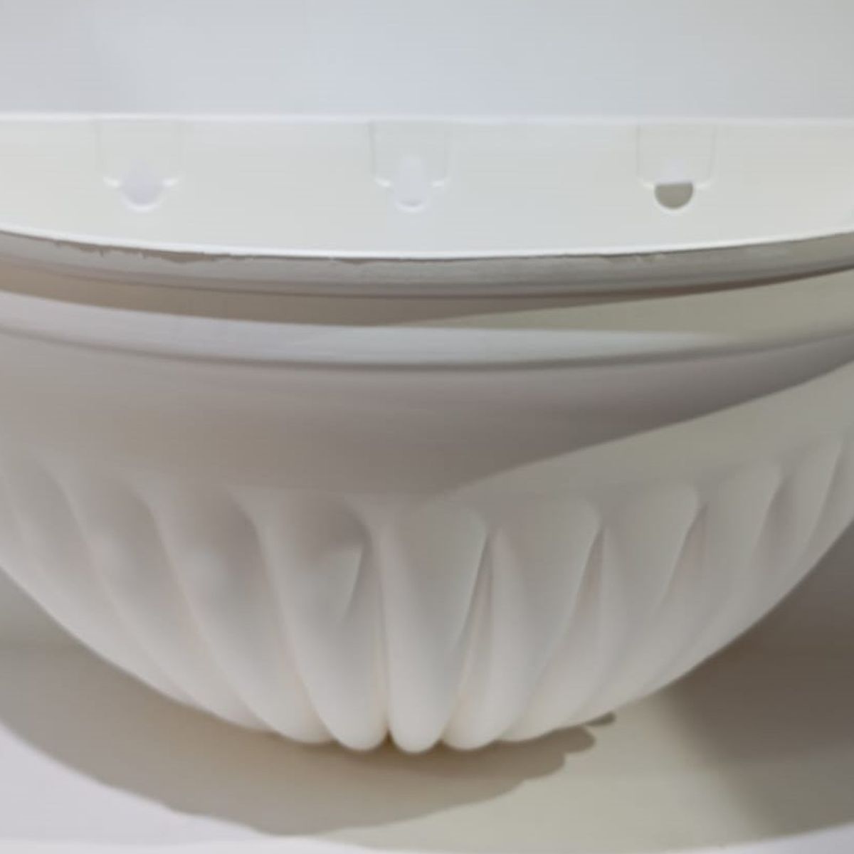 PLASTIMACETA - MACETA DE PARED DE PLÁSTICO MODELO GRECO ROMANA BLANCA DE 37 cm.