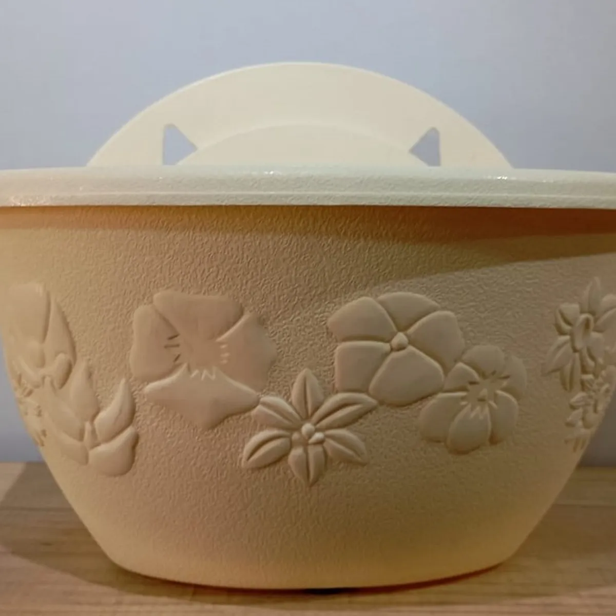 PLASTIMACETA - MACETA DE PARED DE PLÁSTICO MODELO BAJORRELIEVE PERLA DE 34 cm.