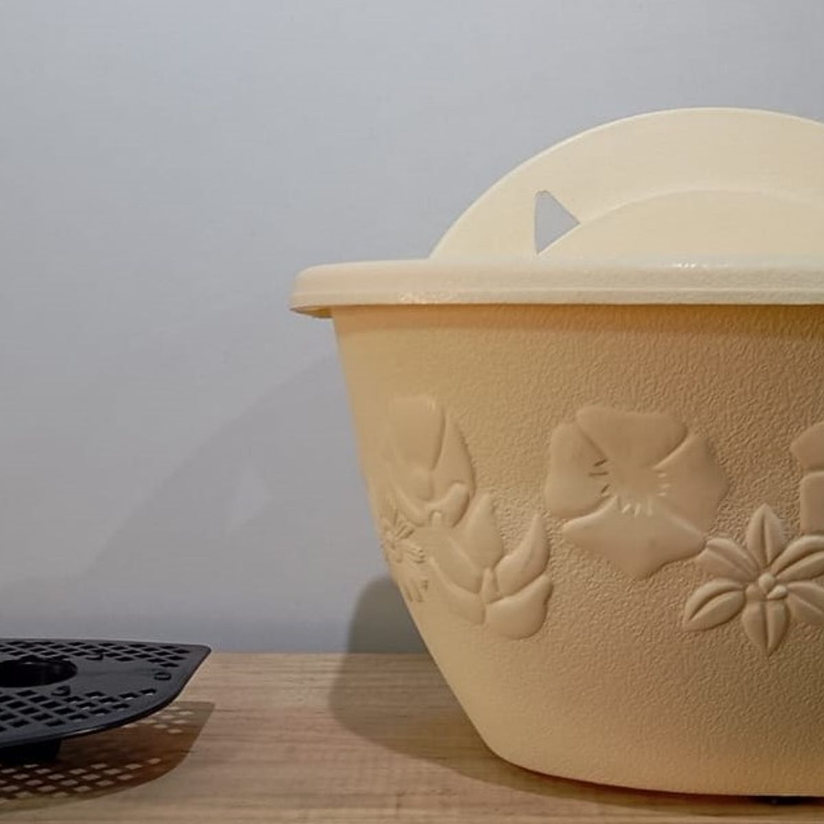 PLASTIMACETA - MACETA DE PARED DE PLÁSTICO MODELO BAJORRELIEVE PERLA DE 34 cm.