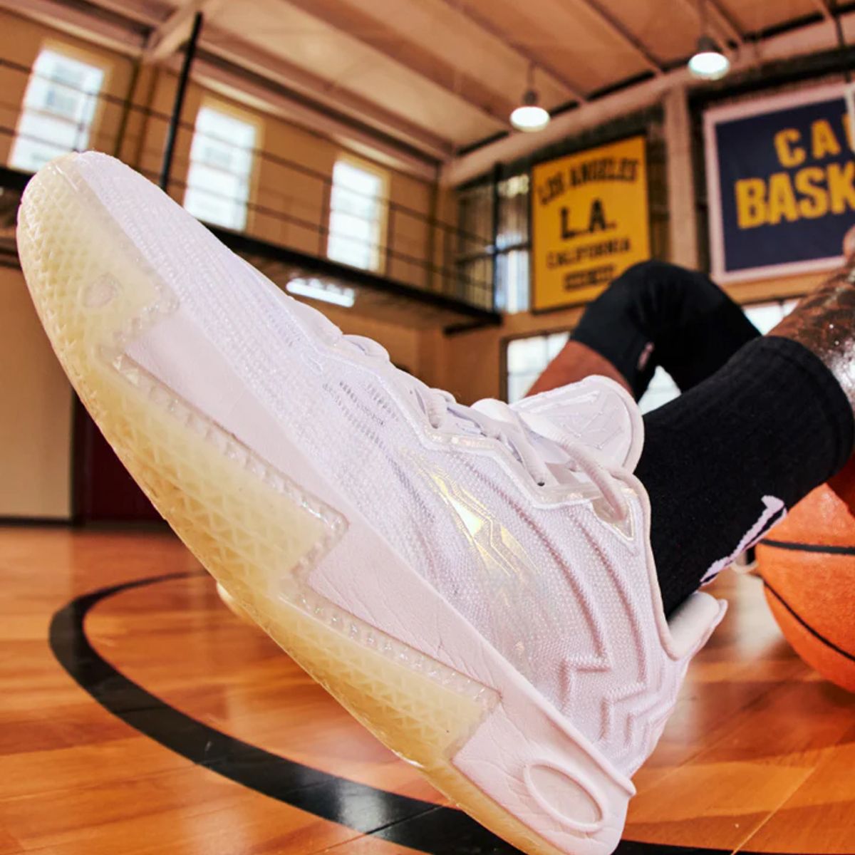 ANTA - Zapatilla de voley by KYRIE IRVING  KAI  2  "MOON "