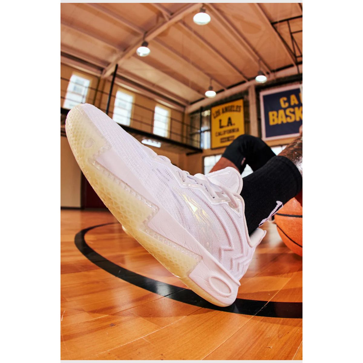 ANTA - Zapatilla de voley by KYRIE IRVING  KAI  2  "MOON "