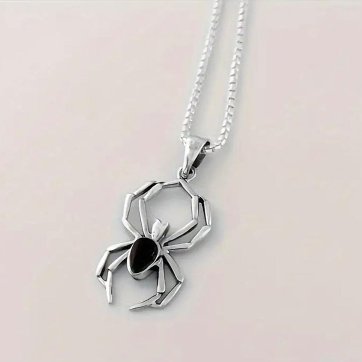 GENERICO - COLLAR PLATEADO DE ACERO INOXIDABLE ARAÑA