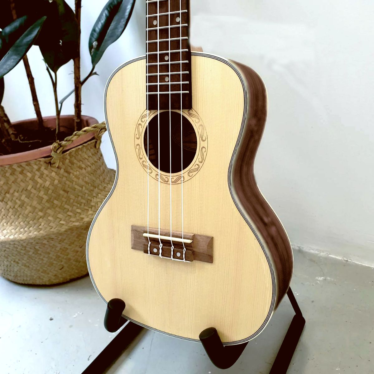 GENERICO - UKELELE CONCIERTO SEMI-PROFESIONAL MARCA TITAN