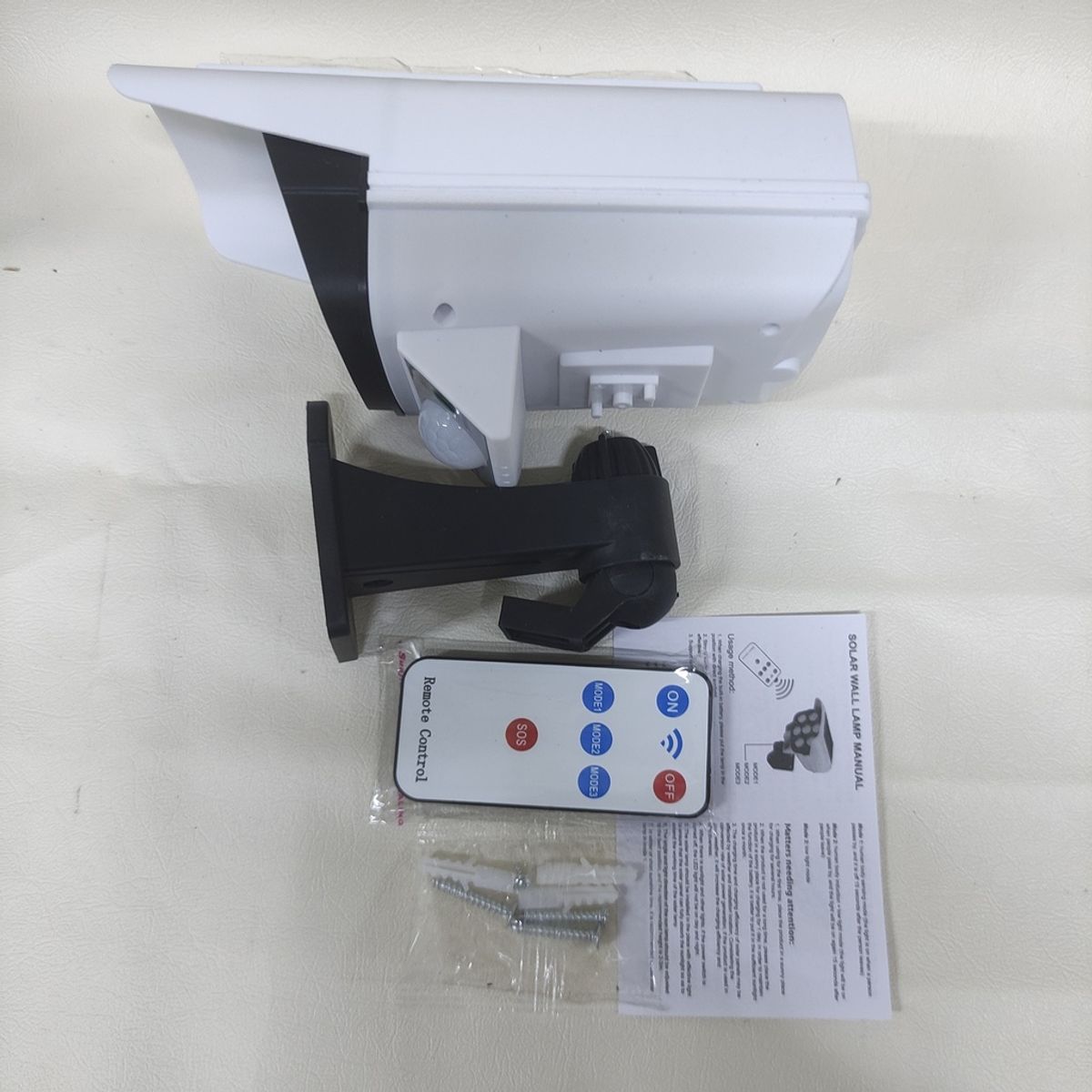 GENERICO - FOCO SOLAR MOD. CAMARA DE 77 LED CON SENSOR DE MOVIMIENTO -F3520-