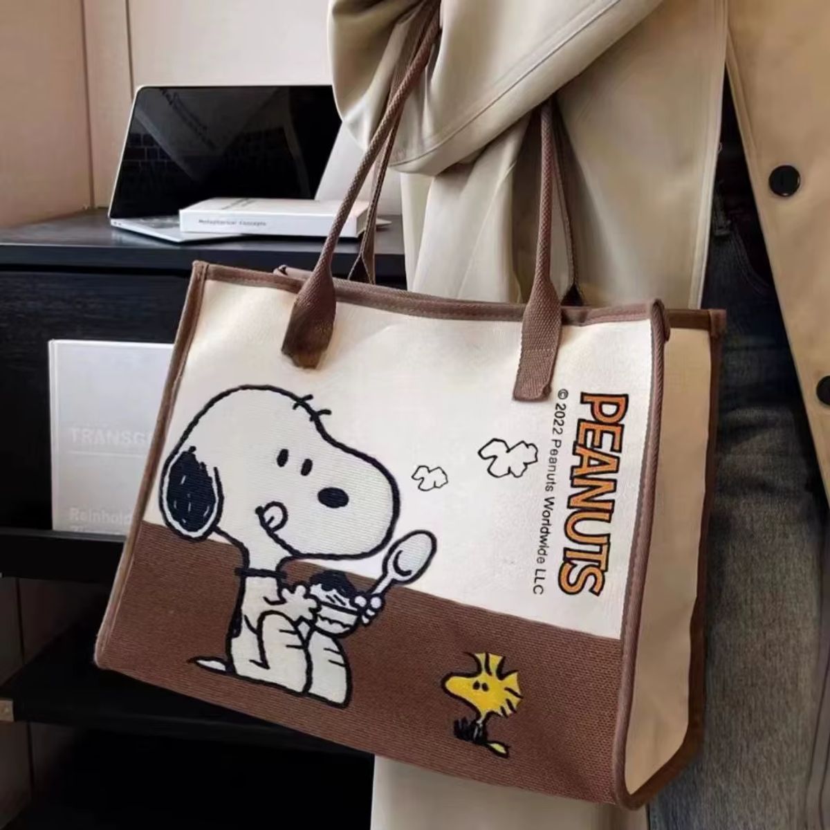 SNOOPY - Bolso Cartera Minimalista Snoopy Chocolate de Lona