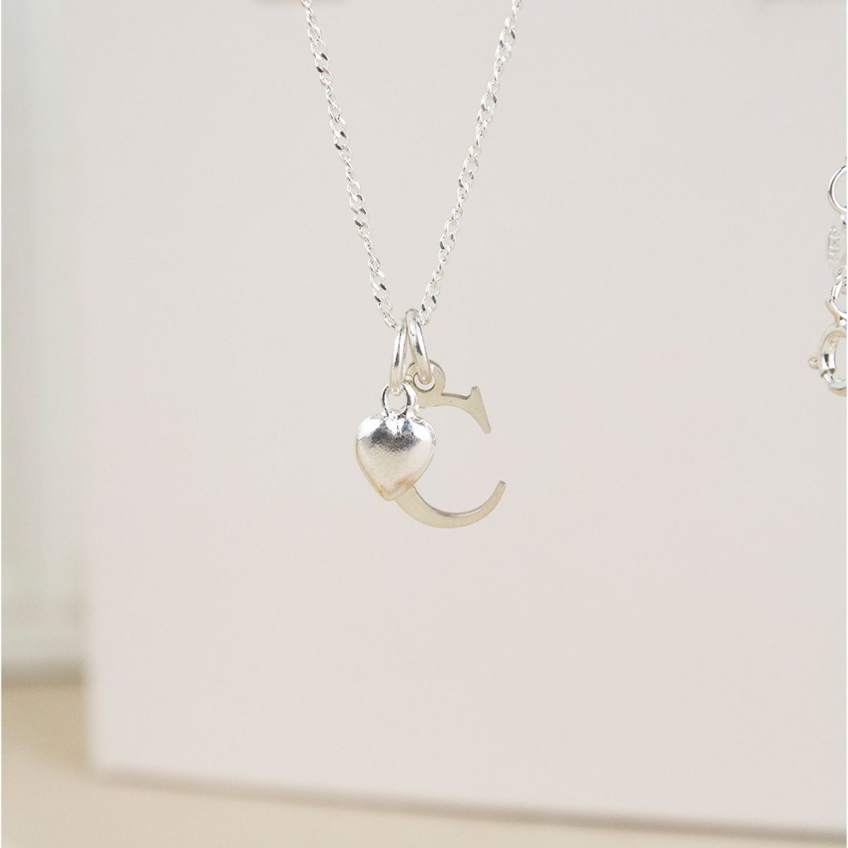 CLEO JOYAS & ACCESORIOS - Collar Inicial A Plata con Corazón