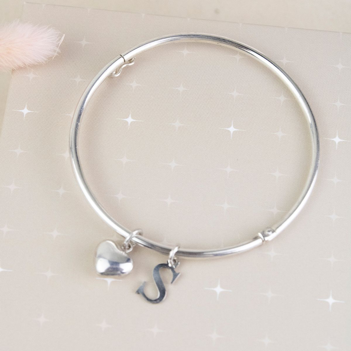 CLEO JOYAS & ACCESORIOS - Puñera Inicial Y Corazón Plata