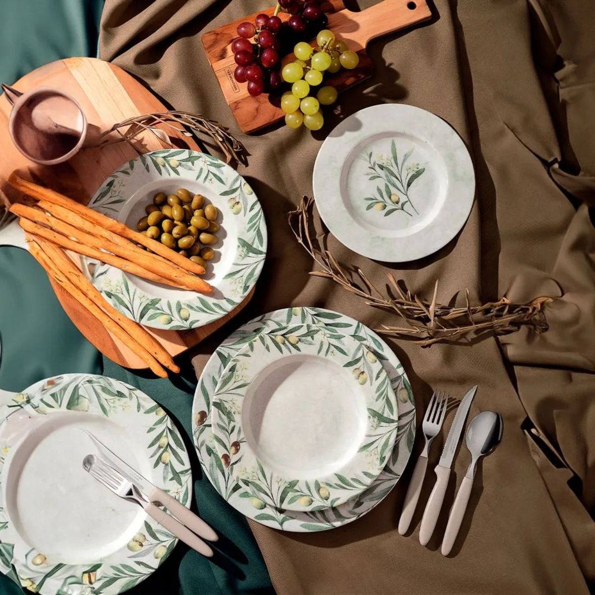 TRAMONTINA - Juego de Vajilla Oliva x20 piezas + Termo Rojo