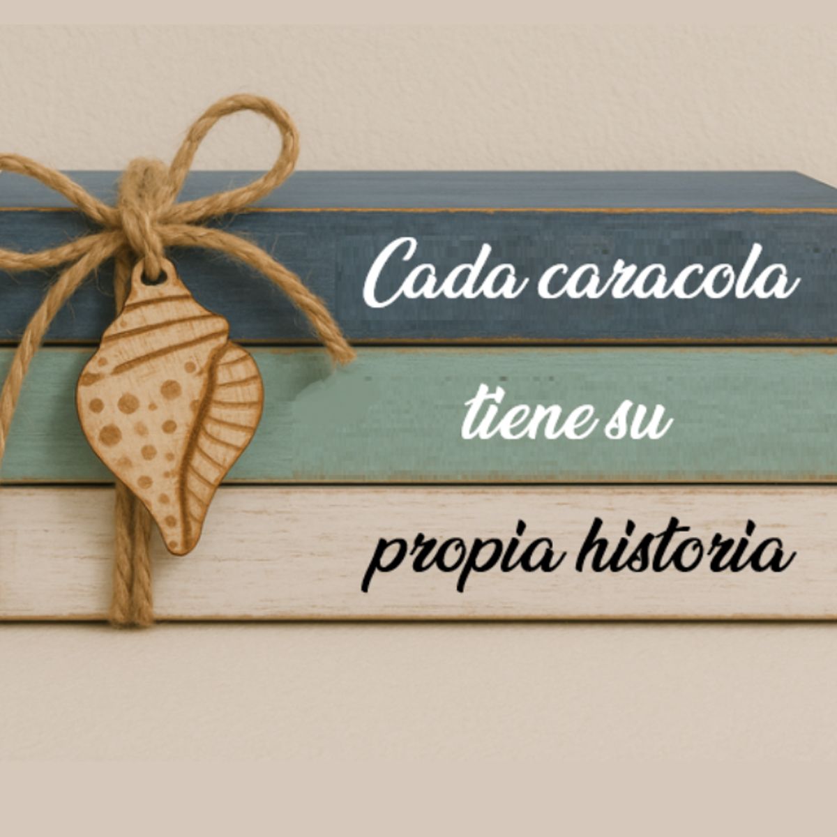 BOSQUE INVERNAL DECORACION ECO ALTERNATIVA - Mini libros apilados de madera con figura de caracola