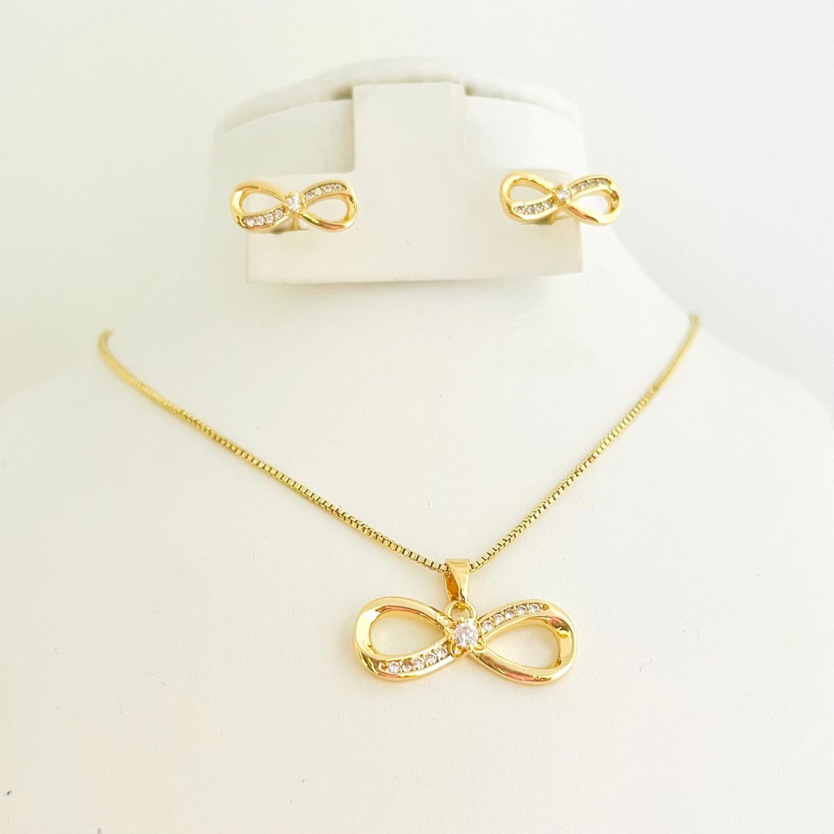 GENERICO - Set Collar y Aretes de Acero Dije Infinito