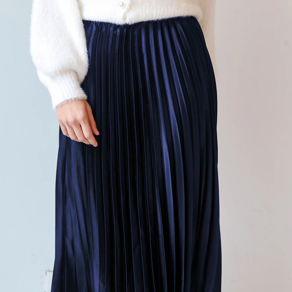 ARMA TU LOOK - FALDA SANDRA MIDI PLISADA DE SATIN