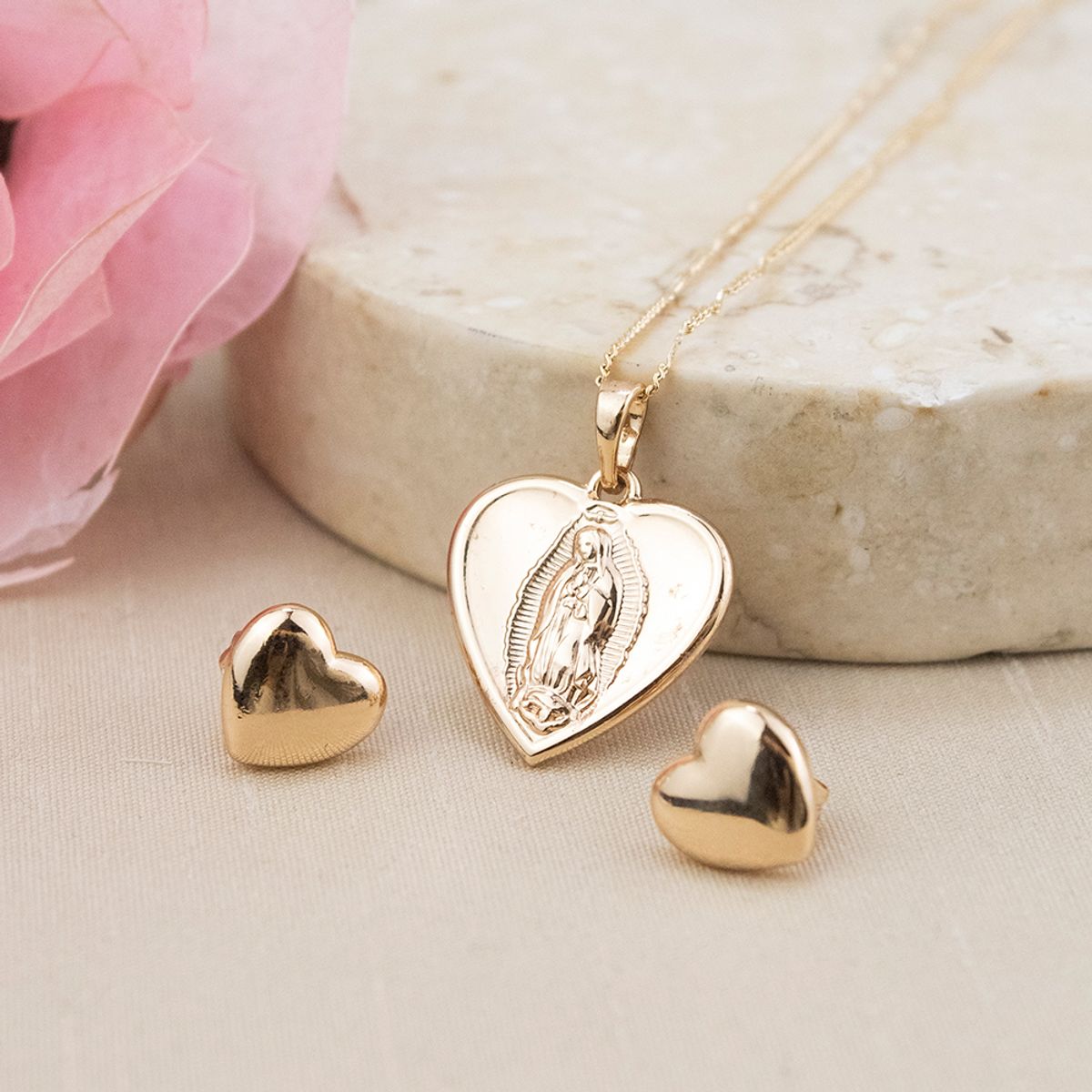 CLEO JOYAS & ACCESORIOS - Set Corazón Virgen de Guadalupe Rose + Aretes Corazón Rose