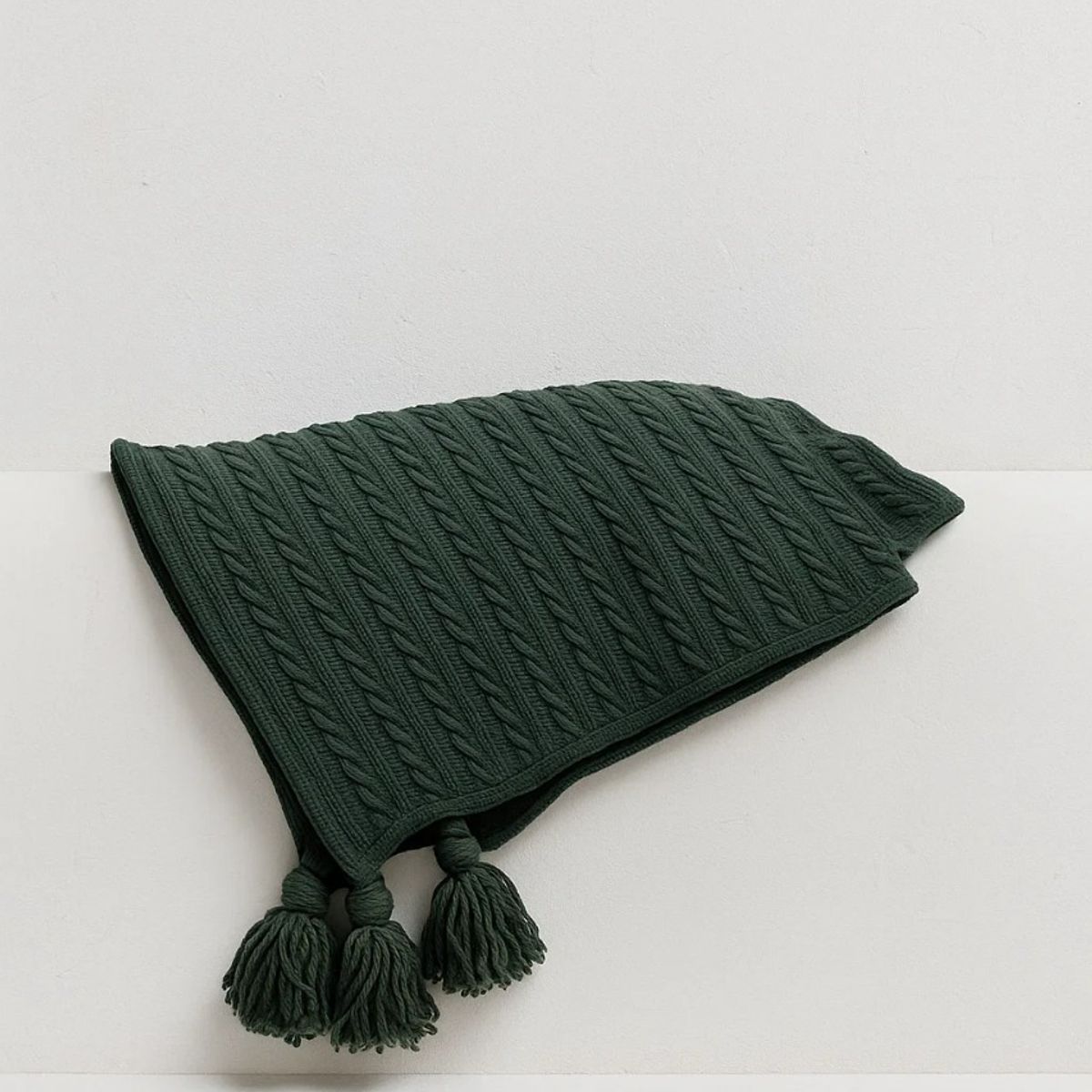 ZALMOHADAS - Manta Deco Verde Relieve Trenzas + Borlas  140x90 cm Zalmohadas