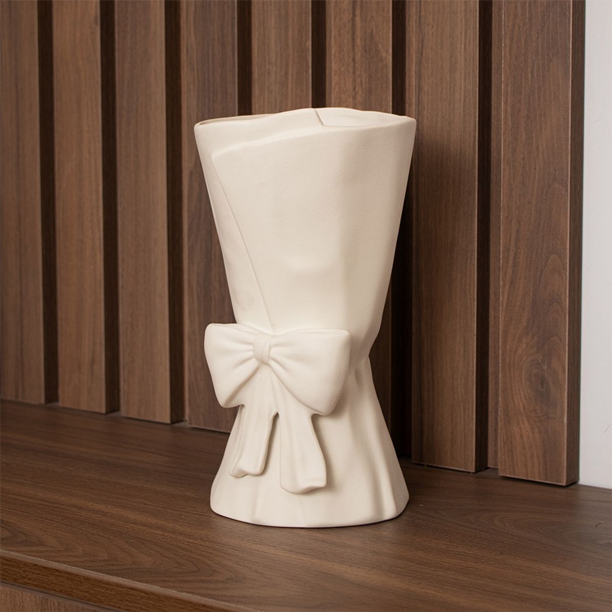 PANORAMA HOGAR - Florero Panadecor Crema con Lazo 24CM Porcelana