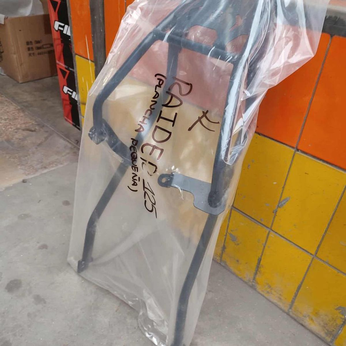 GENERICO - PARRILLA DE MOTO TVS RAIDER 125 PLANCHA CORTA