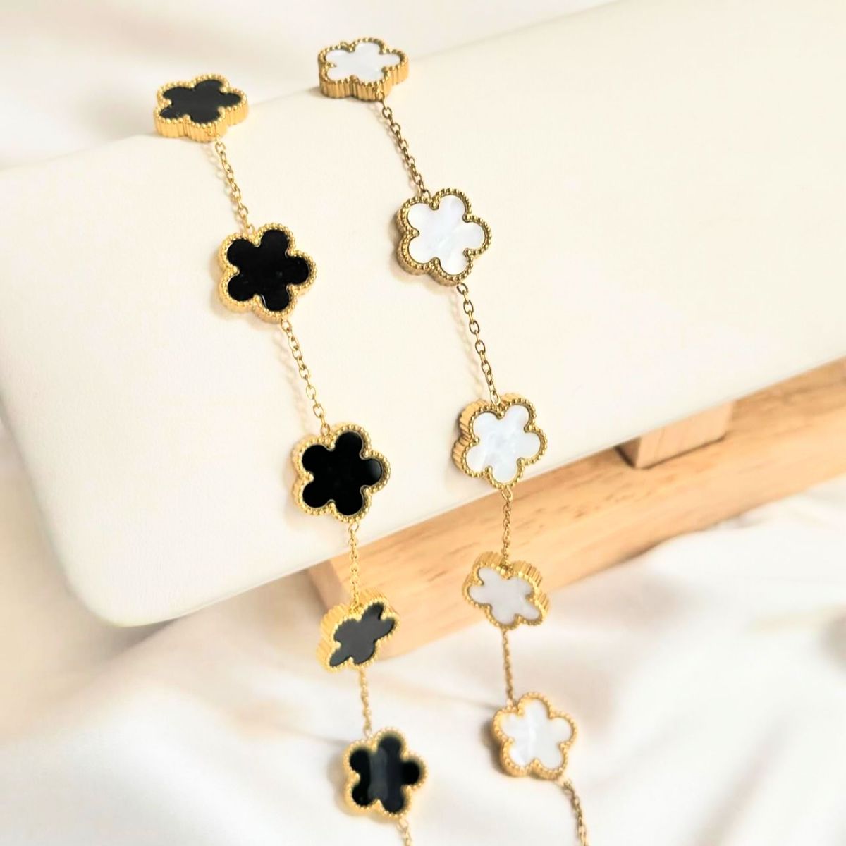 GENERICO - Set 2 pulseras trébol VC Blanco y negro - Gala Jewelry Peru