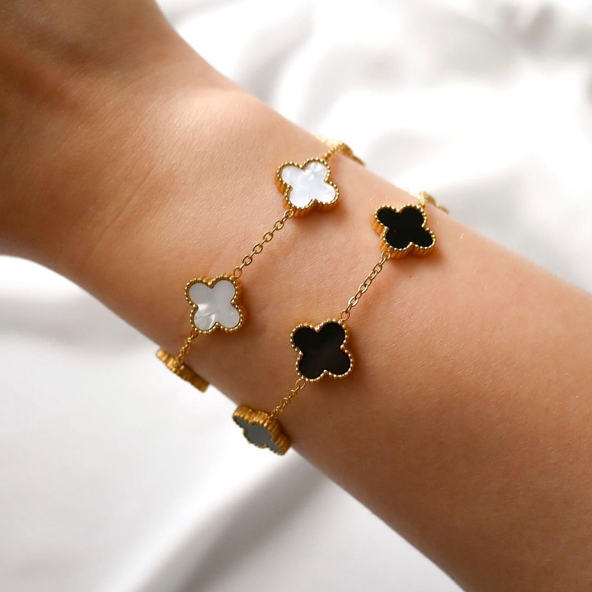 GENERICO - Set 2 pulseras trébol VC Blanco y negro - Gala Jewelry Peru