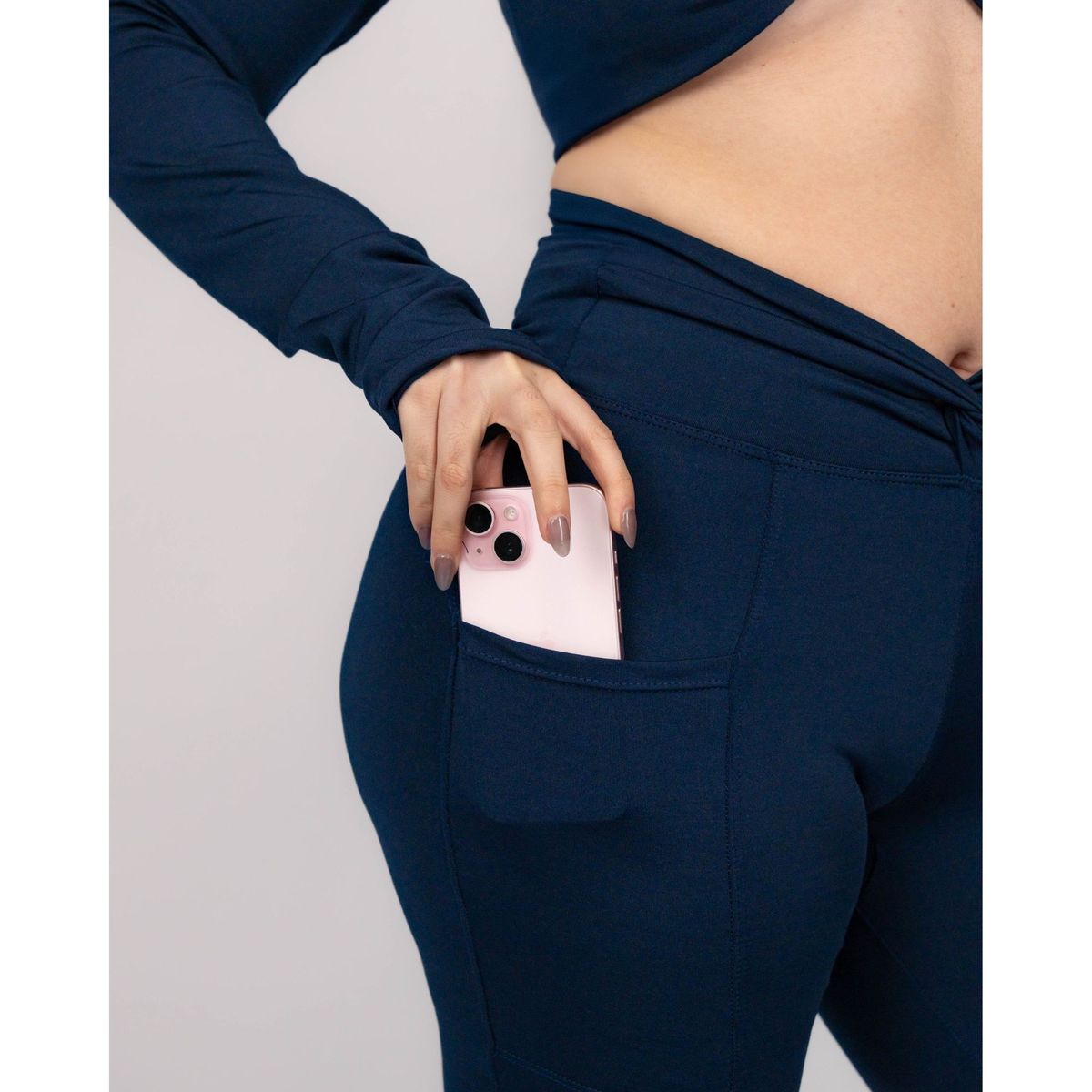 TWO OCEANS FITWEAR - Pantalón Flare con Pretina Tipo Nudo