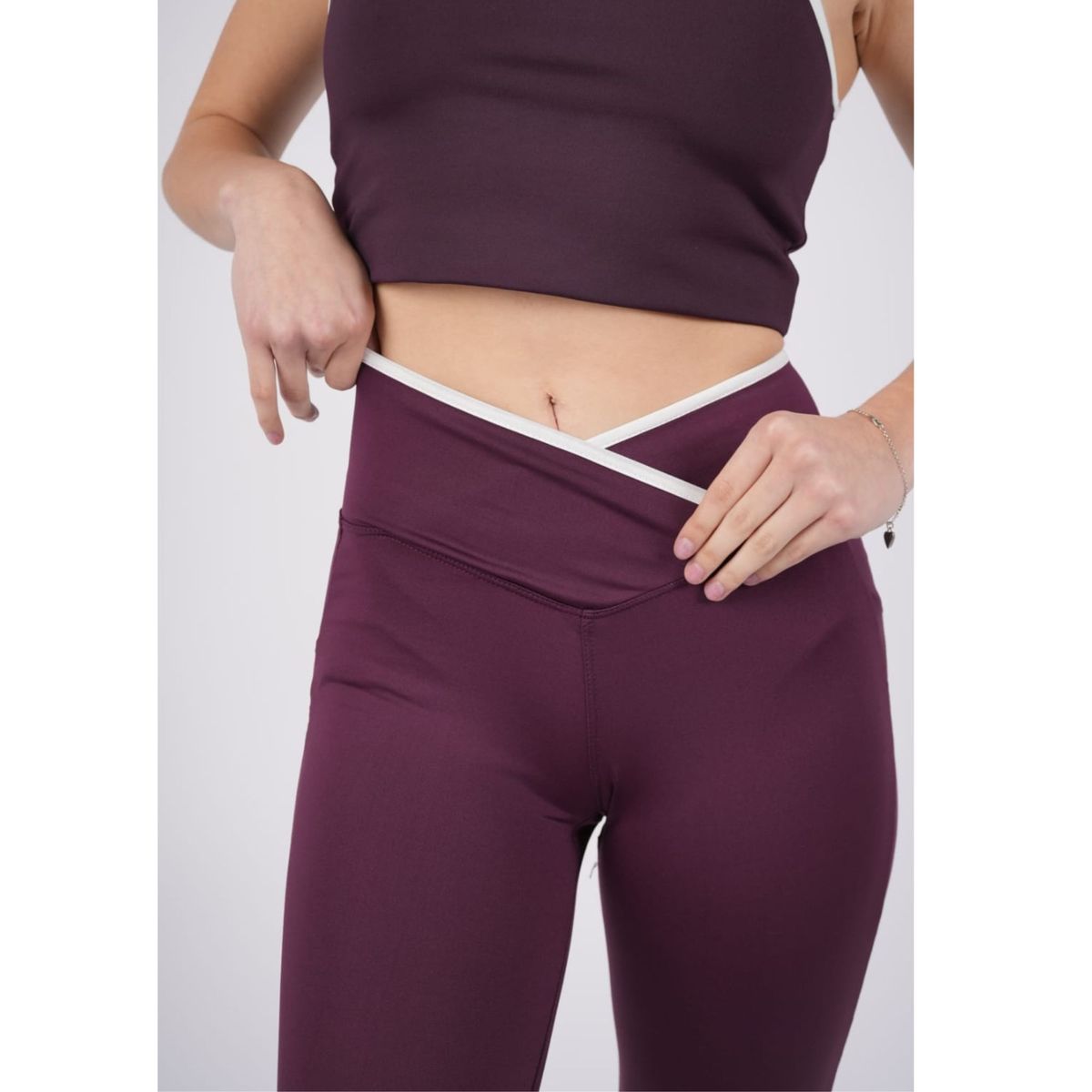 TWO OCEANS FITWEAR - Pantalón Flare Con Pretina Cruzada En Contraste Clásico