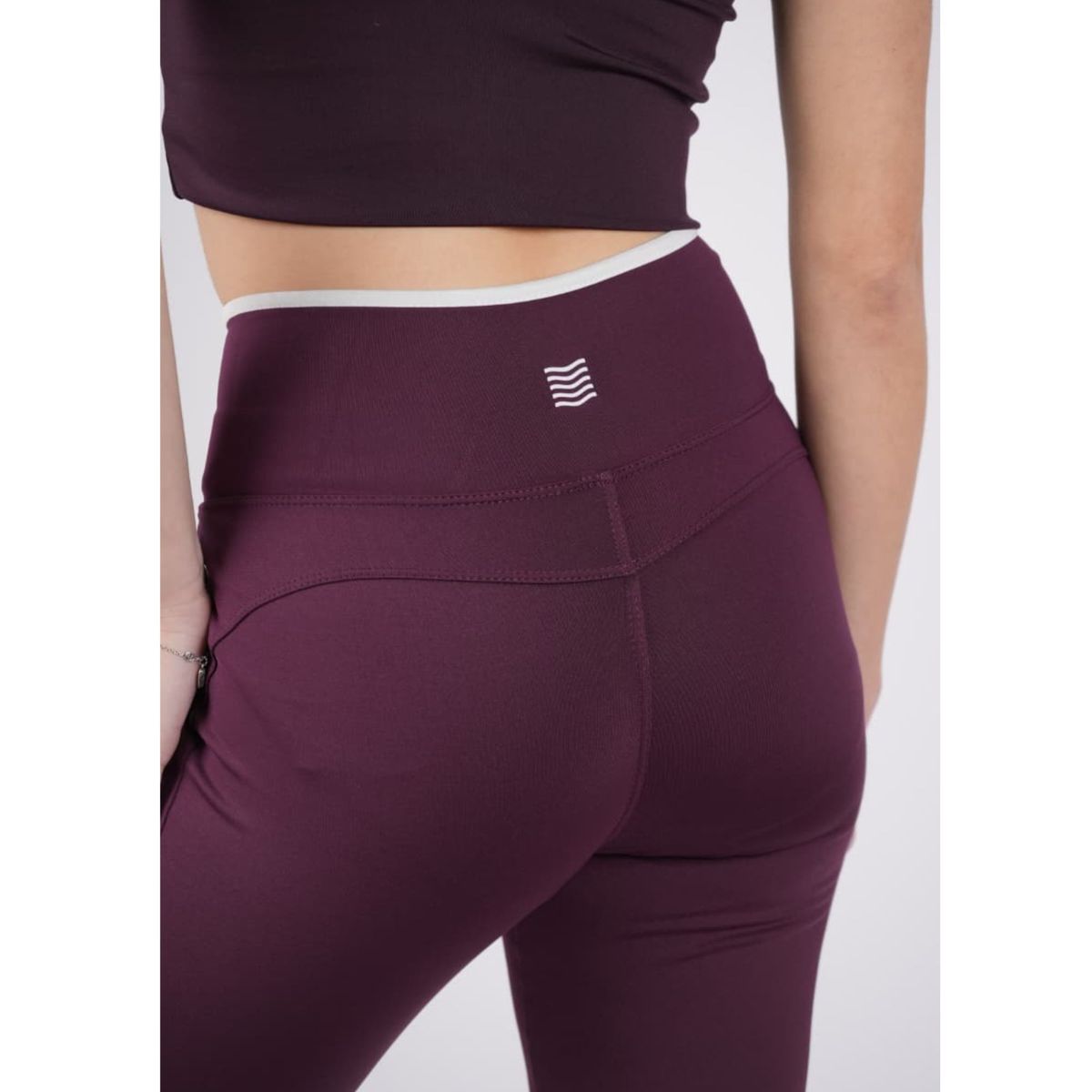 TWO OCEANS FITWEAR - Pantalón Flare Con Pretina Cruzada En Contraste Clásico