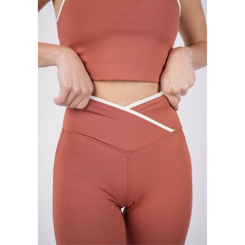 TWO OCEANS FITWEAR - Pantalón Flare Con Pretina Cruzada En Contraste Clásico