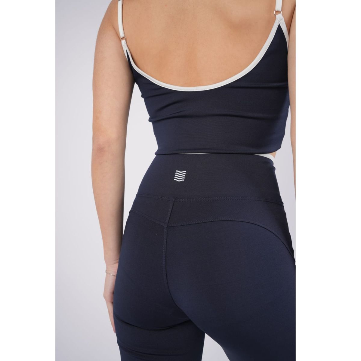 TWO OCEANS FITWEAR - Pantalón Flare Con Pretina Cruzada En Contraste Clásico