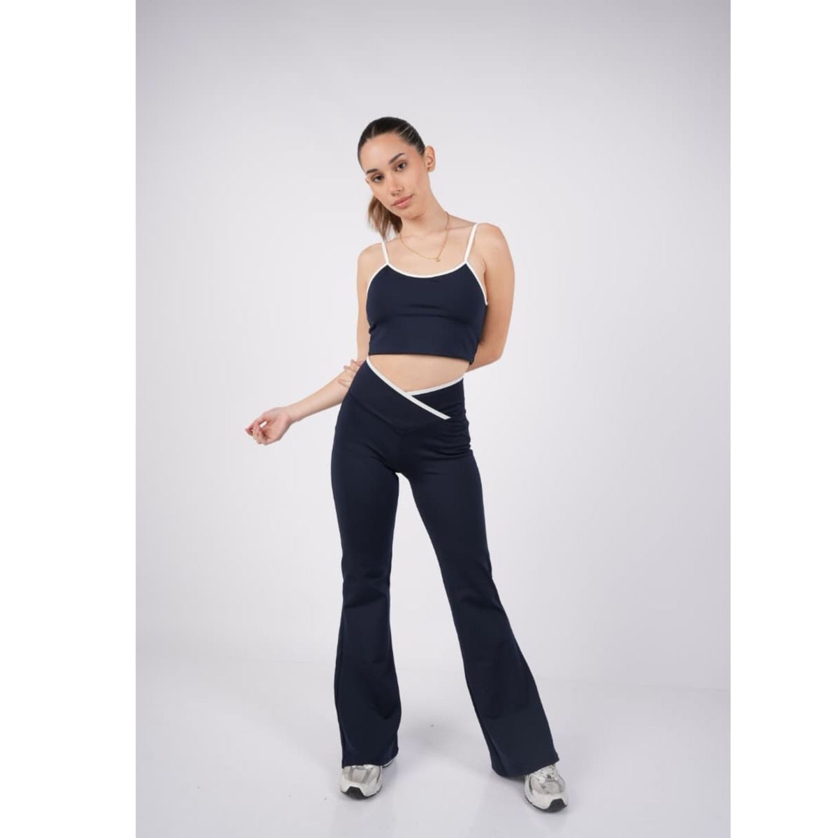 TWO OCEANS FITWEAR - Pantalón Flare Con Pretina Cruzada En Contraste Clásico