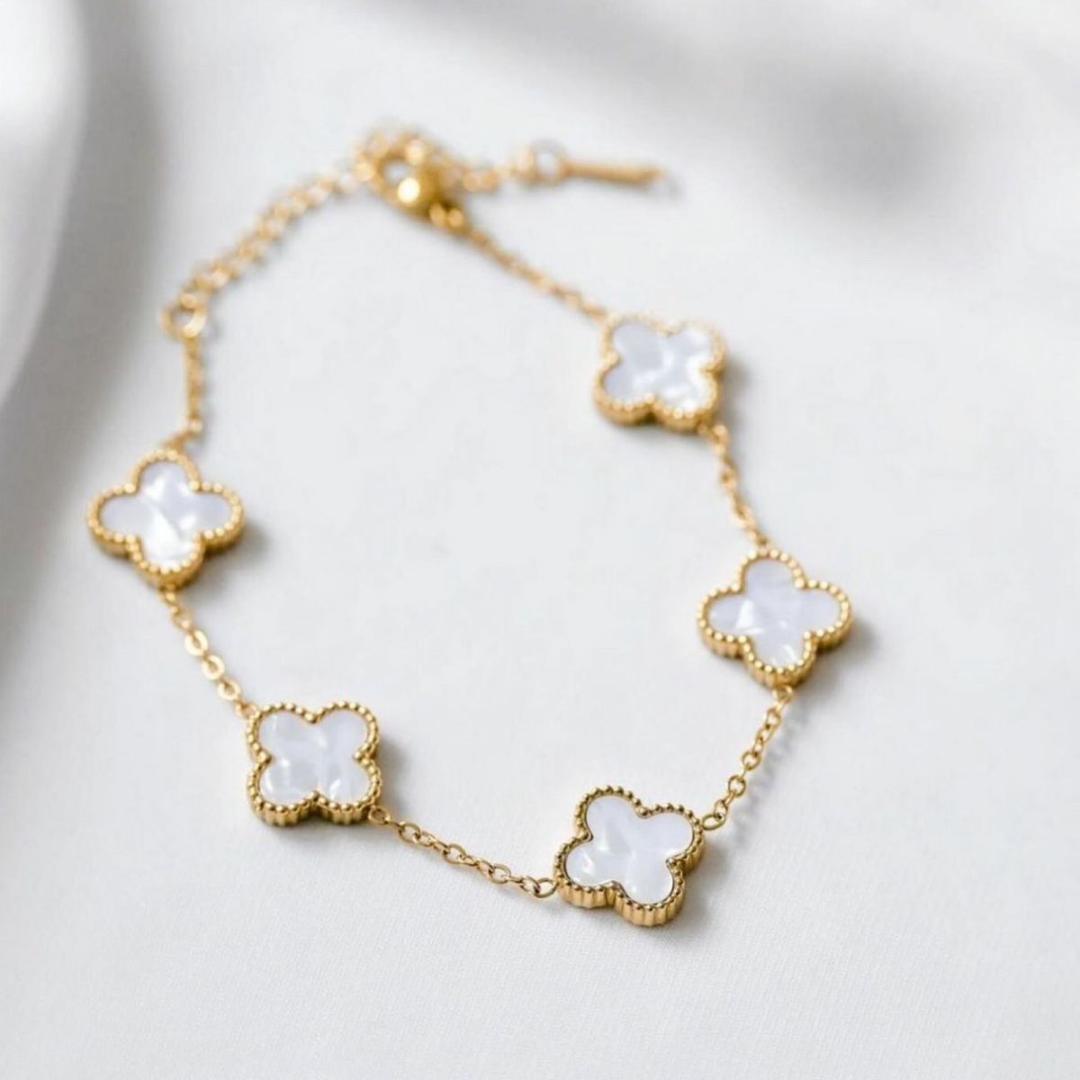 GENERICO - Pulsera trébol VC blanco bañado en oro 18 k - Gala Jewelry Peru