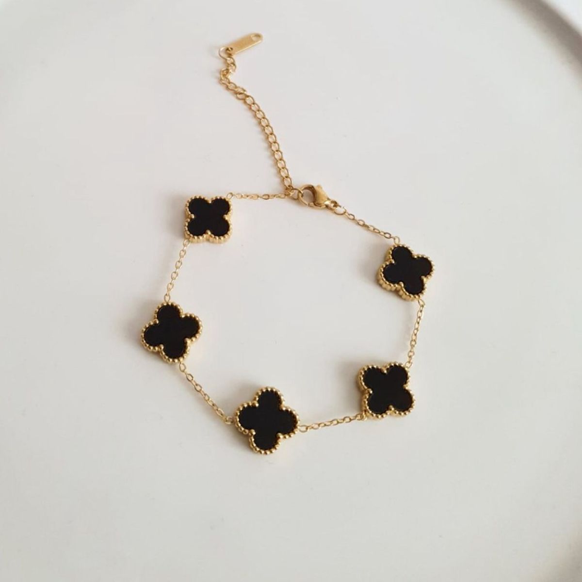 GENERICO - Pulsera trébol VC negro bañado en oro 18 k - Gala Jewelry Peru