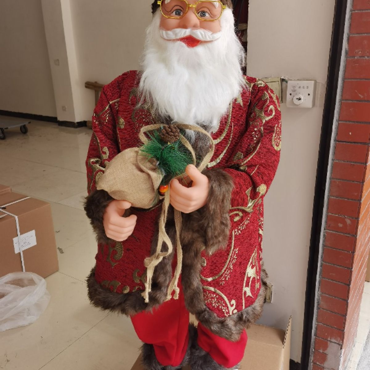 GENERICO - Papá Noel Con regalo y Movimiento Musical Adorno Navideño