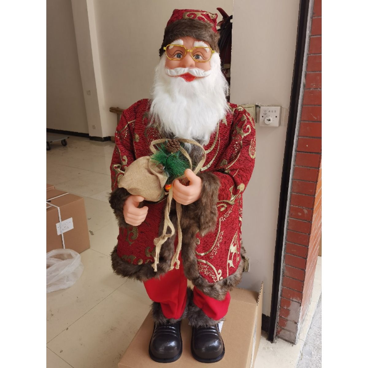 GENERICO - Papá Noel Con regalo y Movimiento Musical Adorno Navideño