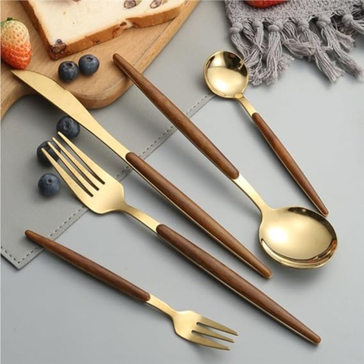 PIA COPELLO STORE - Set de Cubiertos Dorados y Mango de Madera 20 Piezas