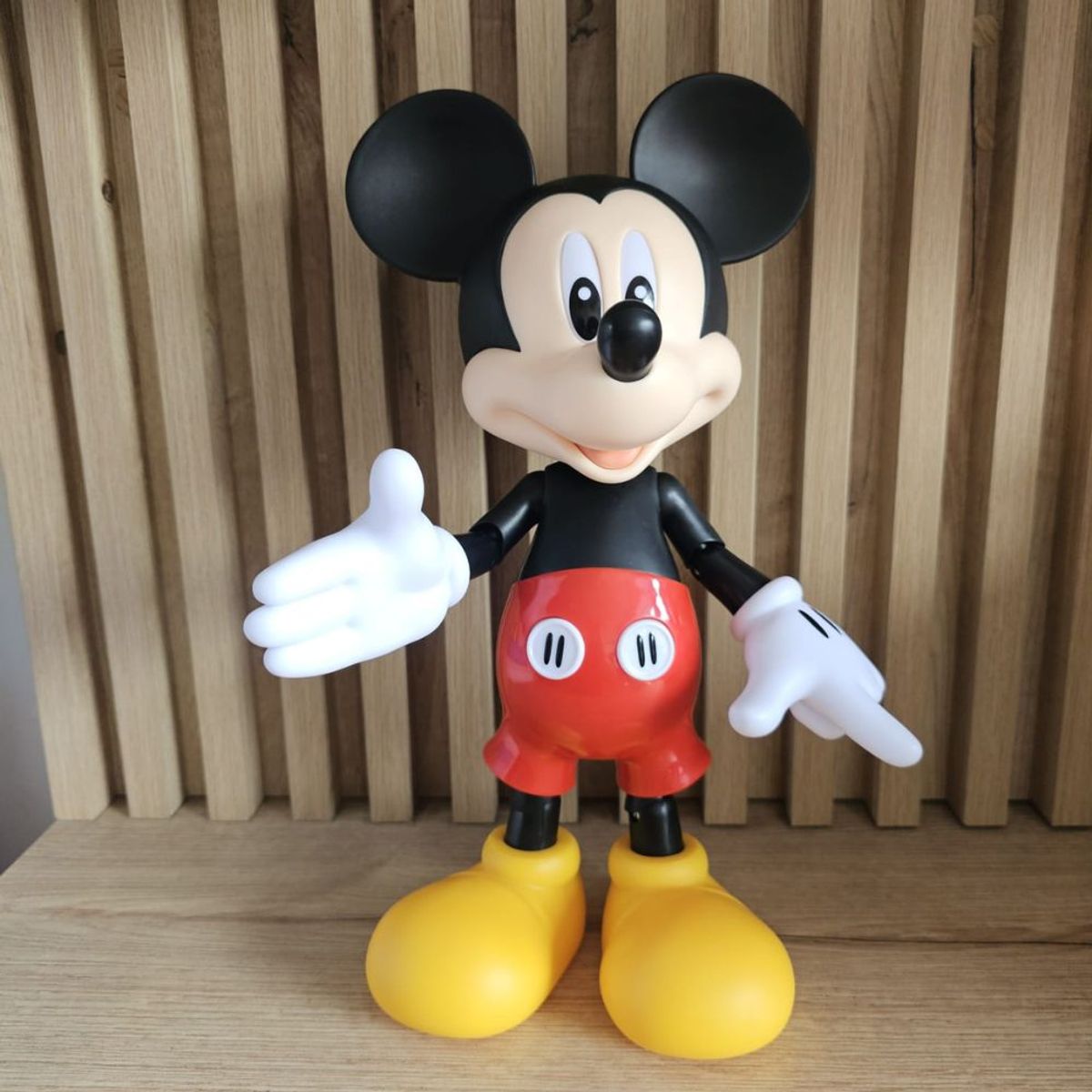 DISNEY - Muñeco Mickey Mouse Articulable con Luz y Sonido