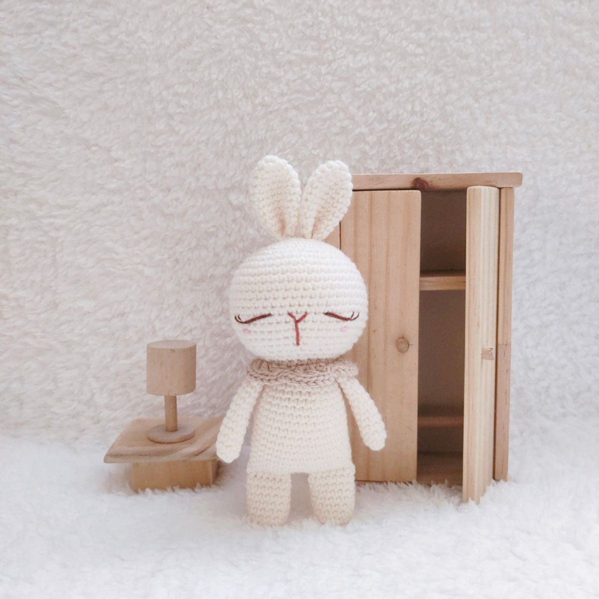 BE CRAFTY - Muñeco Peluche de Apego Juguete Artesanal Conejo Marfil Tejido a Mano en Hilo Antialérgico +6 Meses