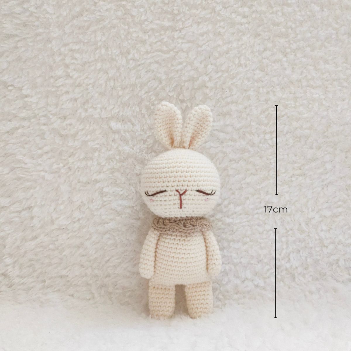 BE CRAFTY - Muñeco Peluche de Apego Juguete Artesanal Conejo Marfil Tejido a Mano en Hilo Antialérgico +6 Meses