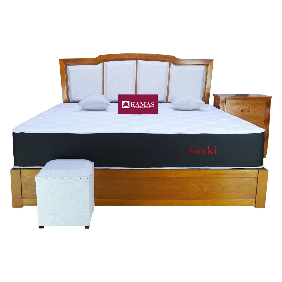 KAMAS - DORMITORIO KAMAS KING SARKI DE MADERA CEDRO CON CABECERA PEDESTAL Y 1 VELADOR