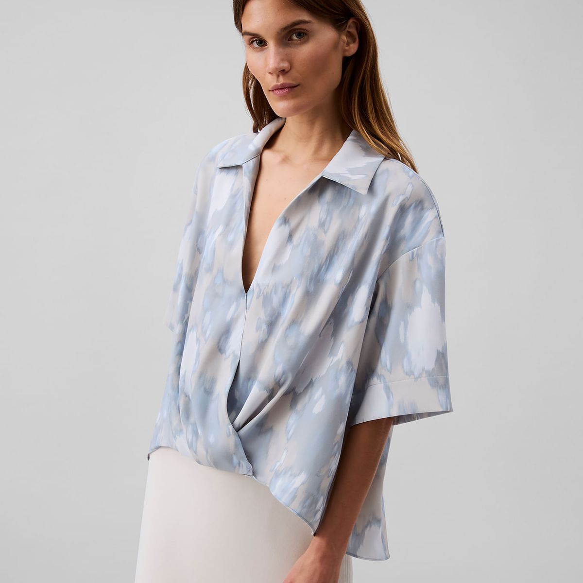 CALVIN KLEIN - BLUSA CREPE FAUX WRAP SS TOP - PRINT
