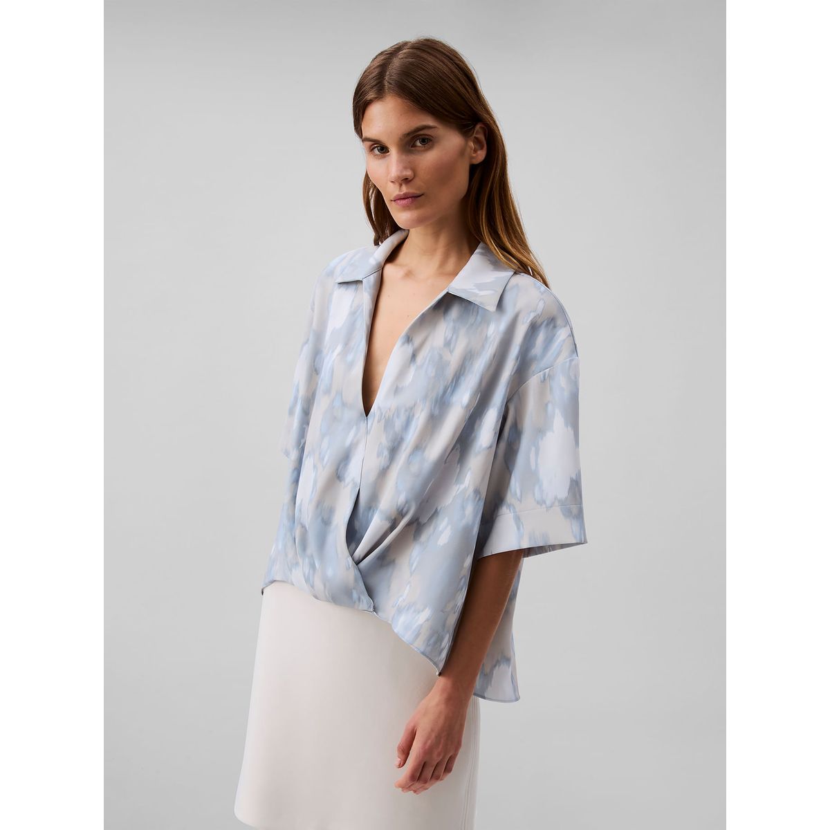 CALVIN KLEIN - BLUSA CREPE FAUX WRAP SS TOP - PRINT